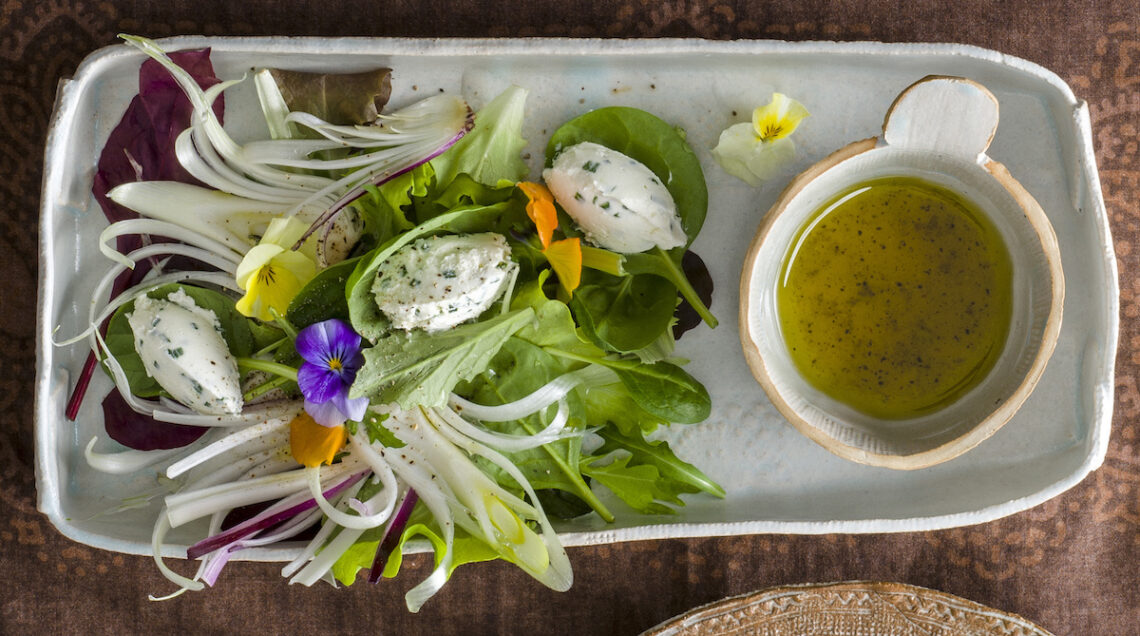 piatto con insalatina fiorita e ciotolina di salsa