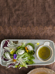 piatto con insalatina fiorita e ciotolina di salsa