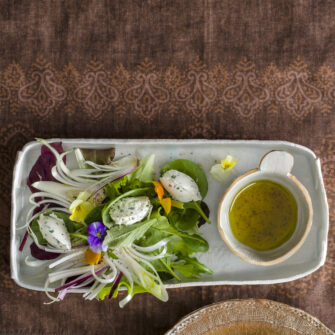 piatto con insalatina fiorita e ciotolina di salsa