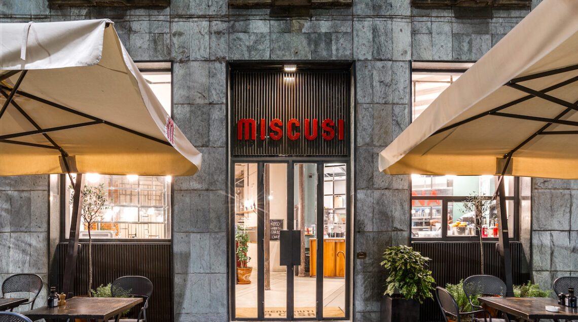 ingresso ristorante insegna miscusi milano