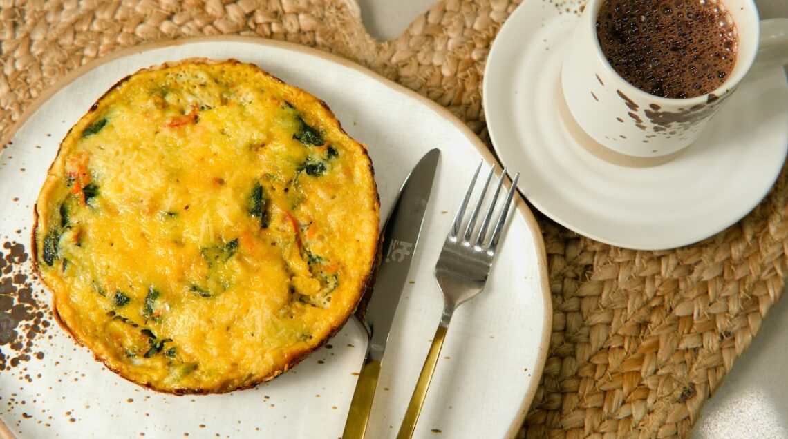 Mini quiche senza crosta accanto a una tazzina di caffè