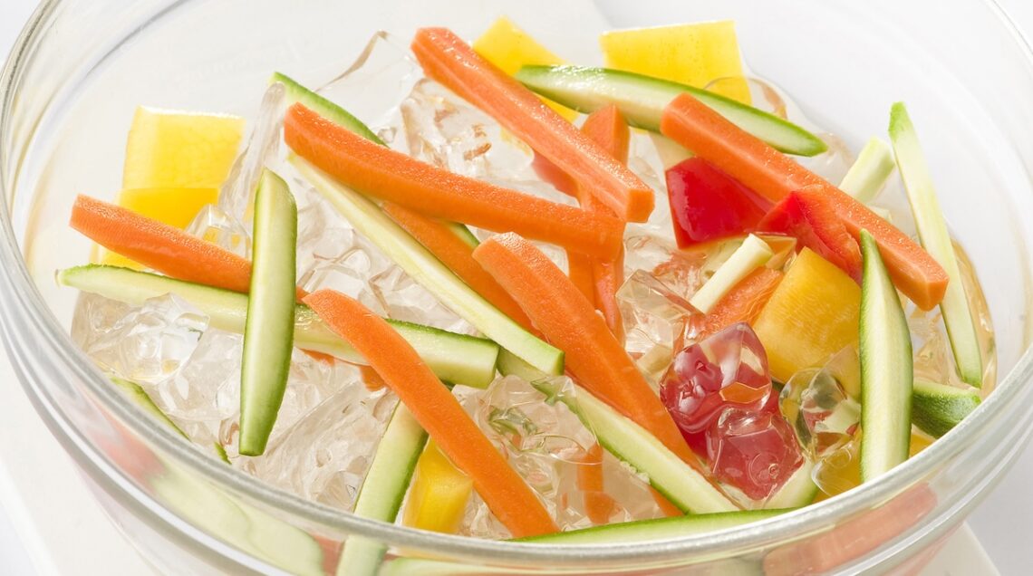 ortaggi a fettine immersi in una ciotola con acqua e ghiaccio