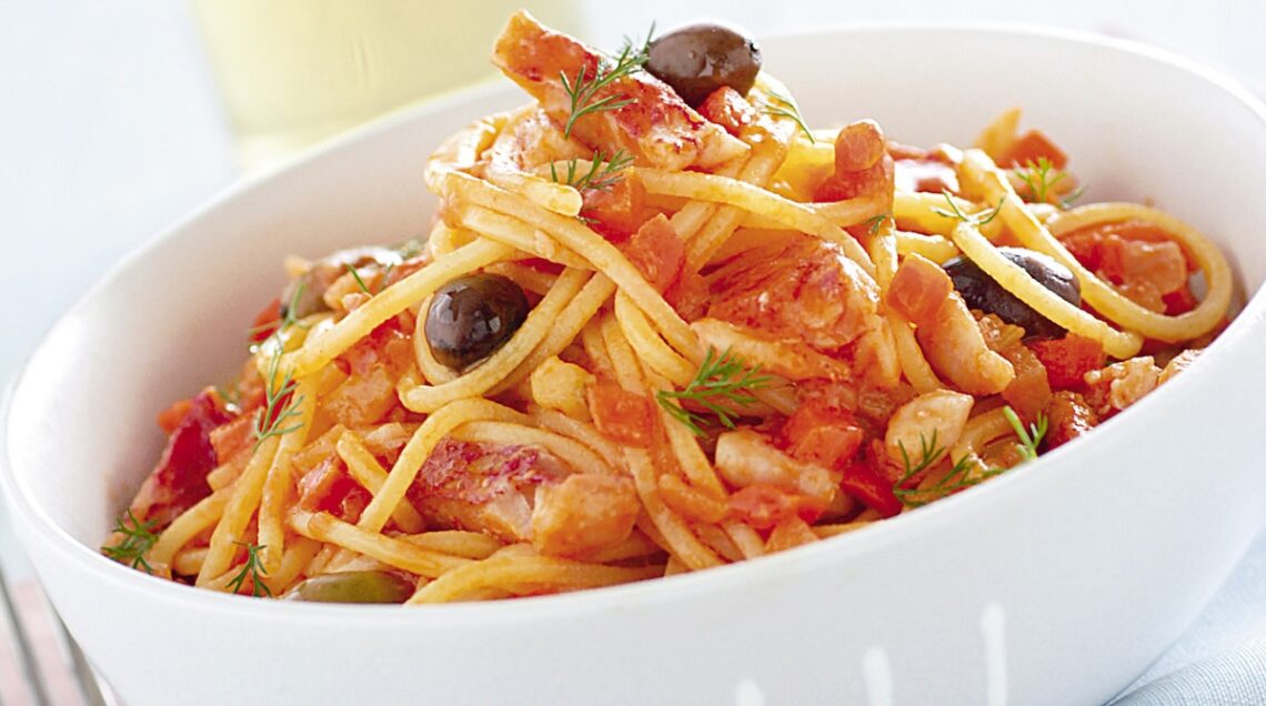 spaghetti con ragù di triglie al pomodoro