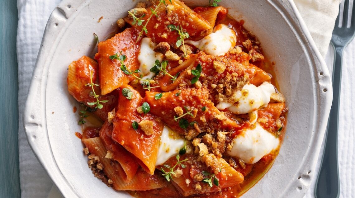 Pennoni con pomodori arrostiti e frisella all'aglio