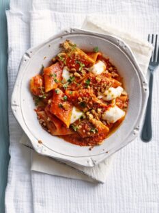 Pennoni con pomodori arrostiti e frisella all'aglio