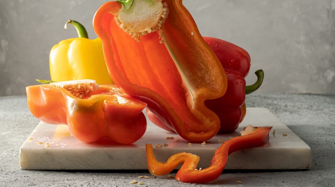 peperoni rossi e gialli, interi e tagliati