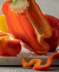 peperoni rossi e gialli, interi e tagliati