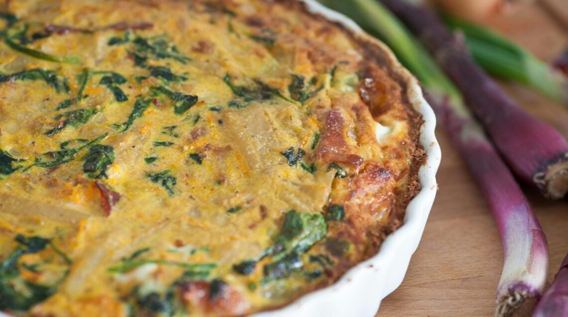 Quiche senza crosta in una pirofila di ceramica rotonda