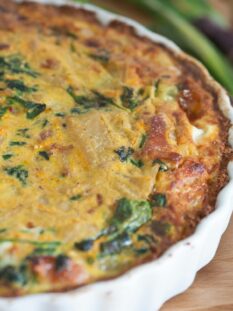 Quiche senza crosta in una pirofila di ceramica rotonda