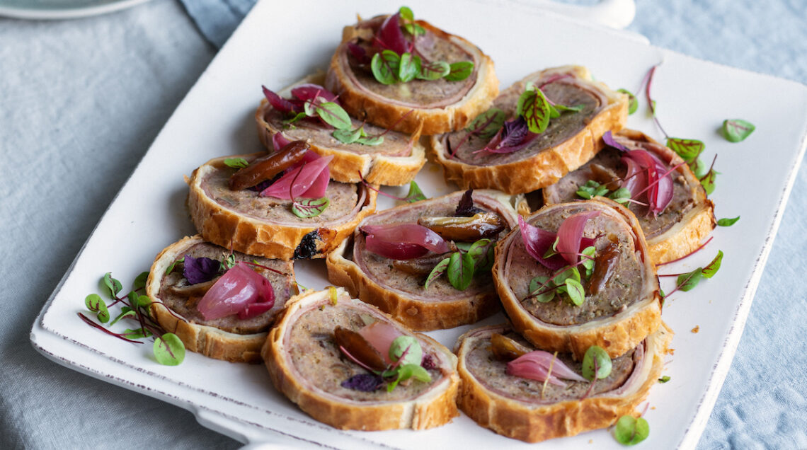 Vassoio con fette di polpettone in crosta di sfoglia e prosciutto