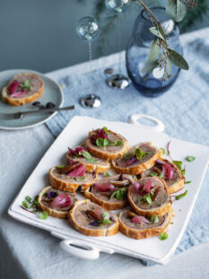 Vassoio con fette di polpettone in crosta di sfoglia e prosciutto