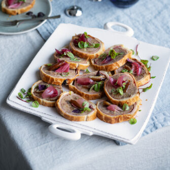 Vassoio con fette di polpettone in crosta di sfoglia e prosciutto