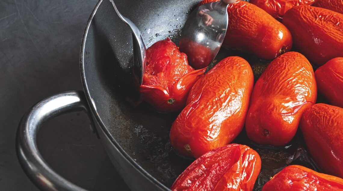 pomodori arrostiti in fase di sbucciatura