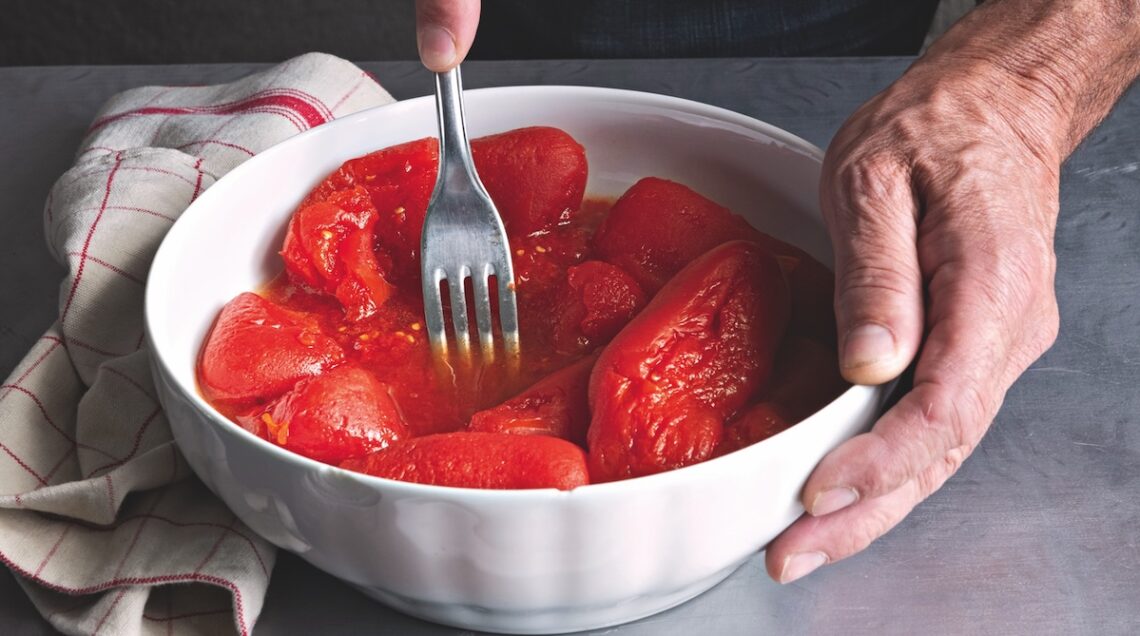 pomodori arrostiti schiacciati con una forchetta