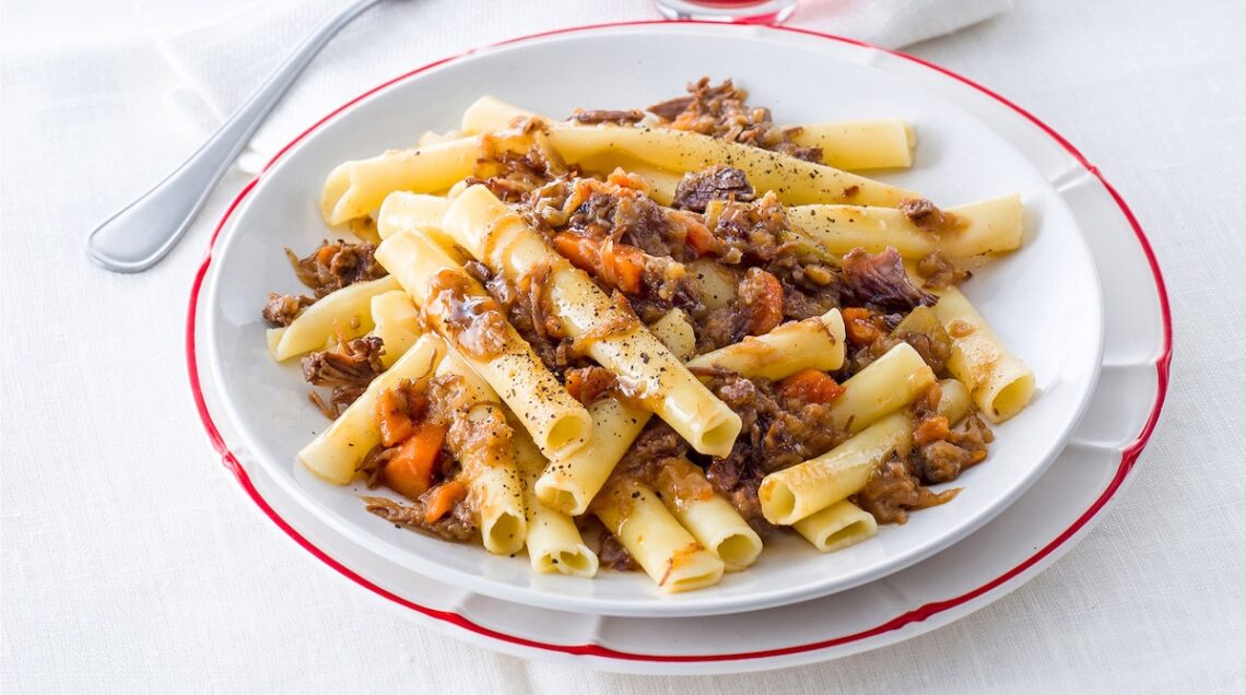 piatto di ziti con ragù alla genovese