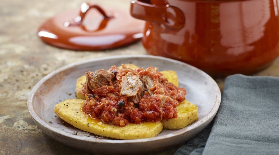 Ragù di capocollo e salsiccia con polenta di base