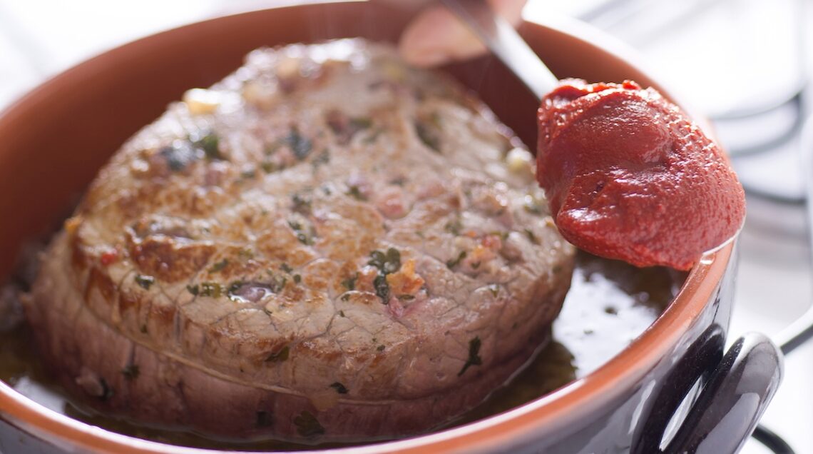 aggiunta di concentrato di pomodoro alla carne