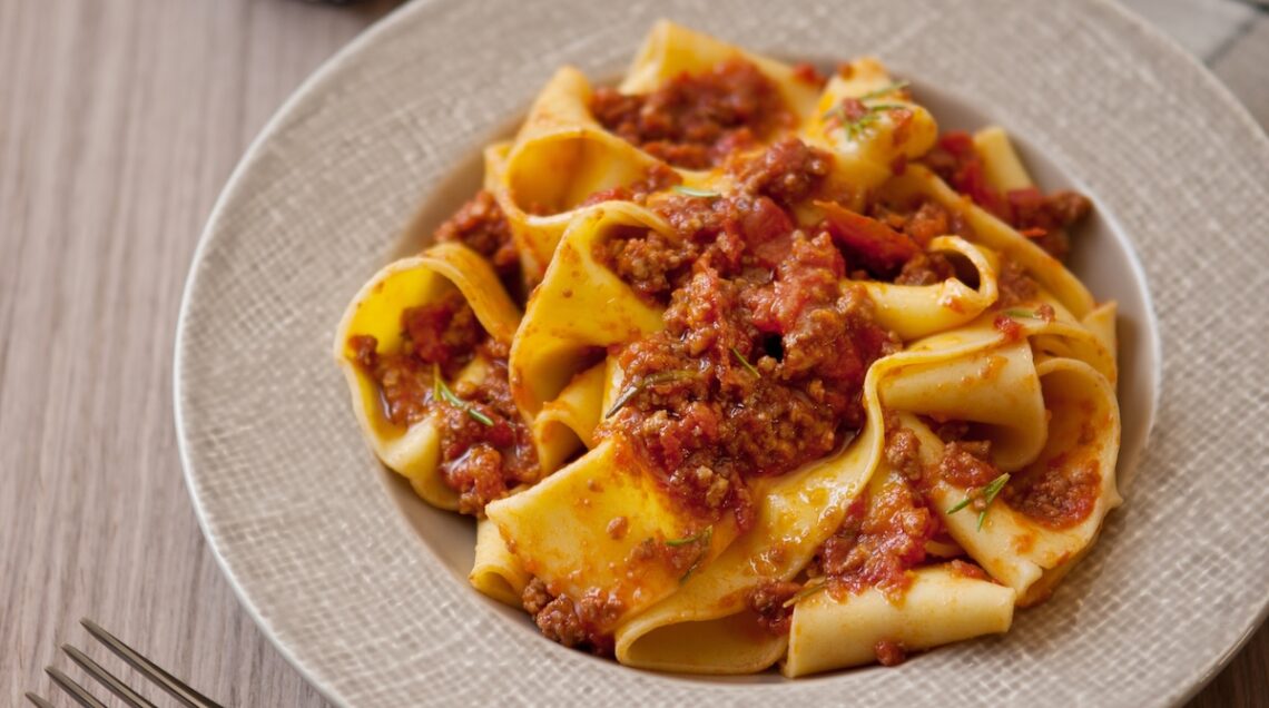 piatto di pappardelle al ragù toscano