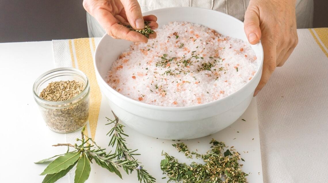 aggiunta aromi e spezie al sale