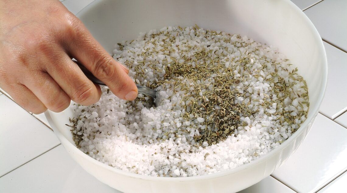 sale con erbe secche