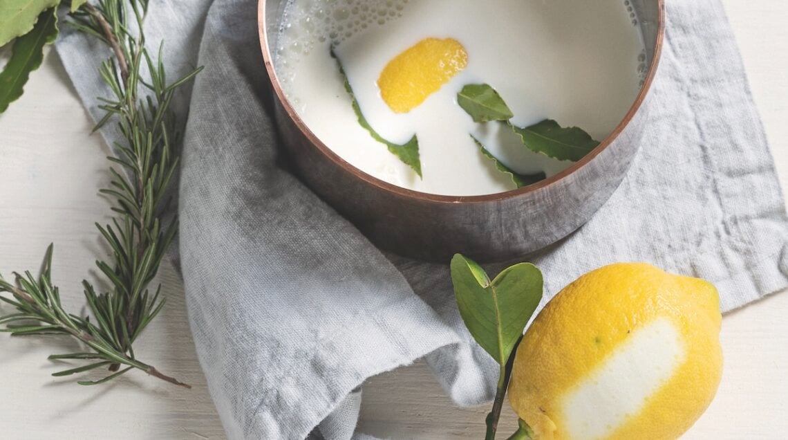 scorza di limone in infusione nel latte con erbe aromatiche