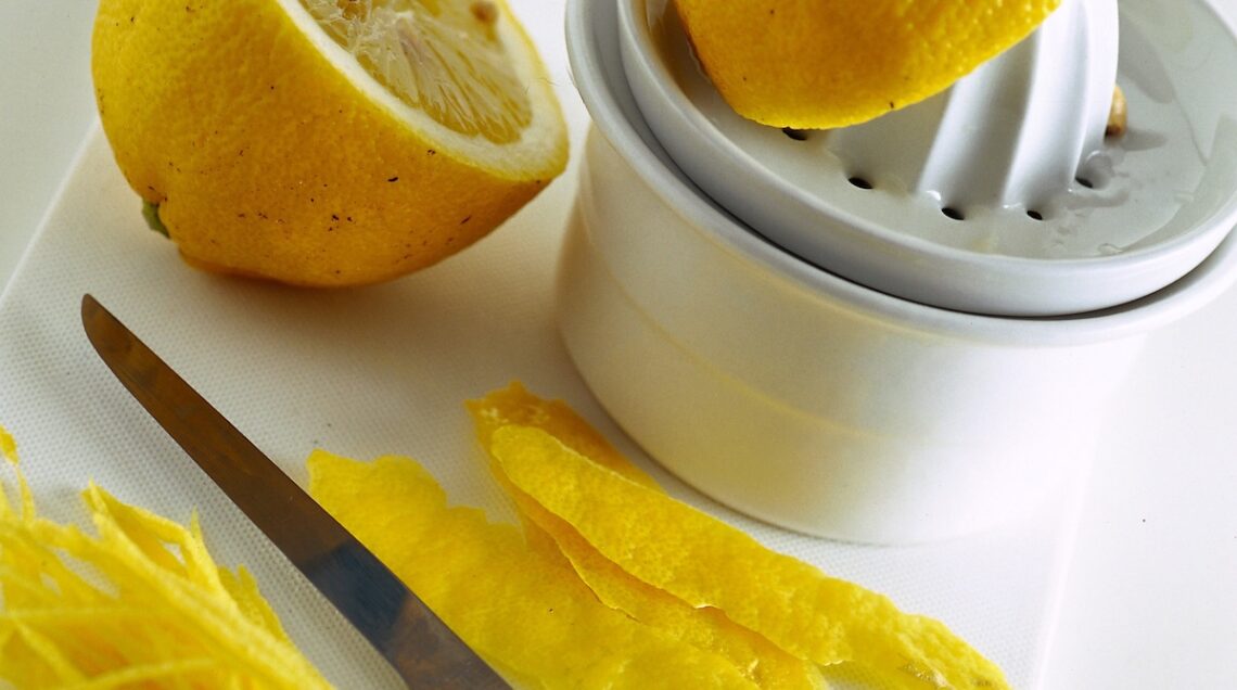 scorze di limone e limone spremuto con spremiagrumi