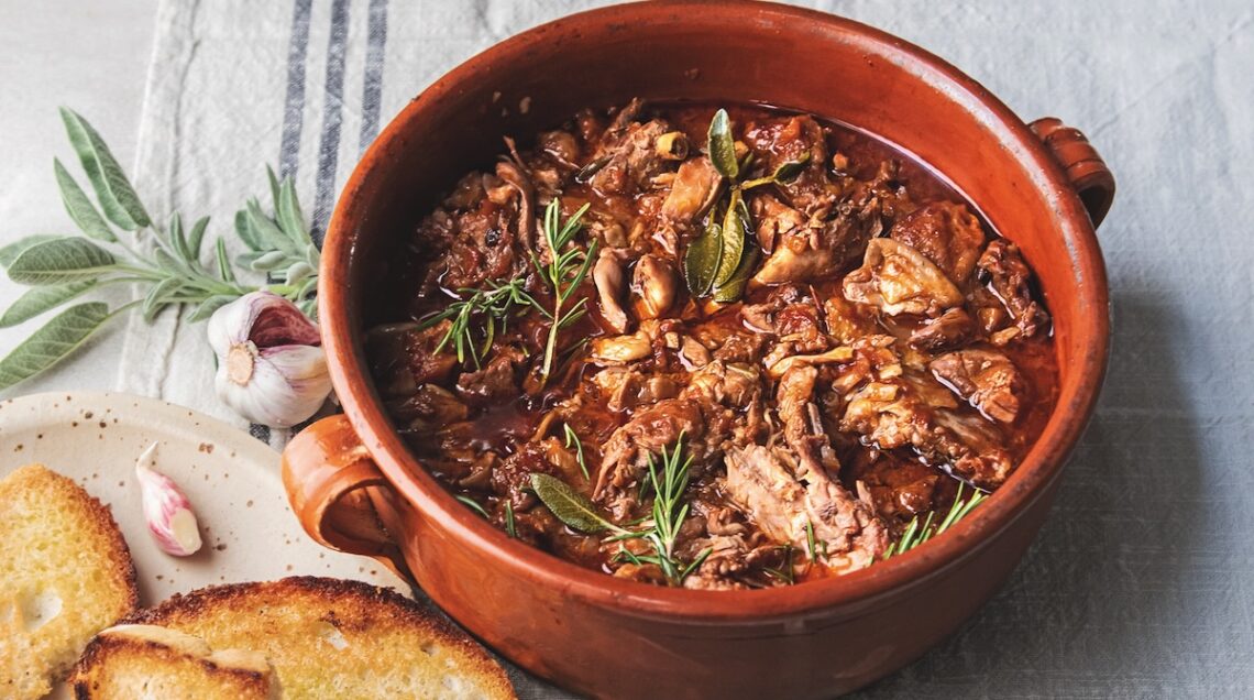 scottiglia toscana in un tegame di coccio