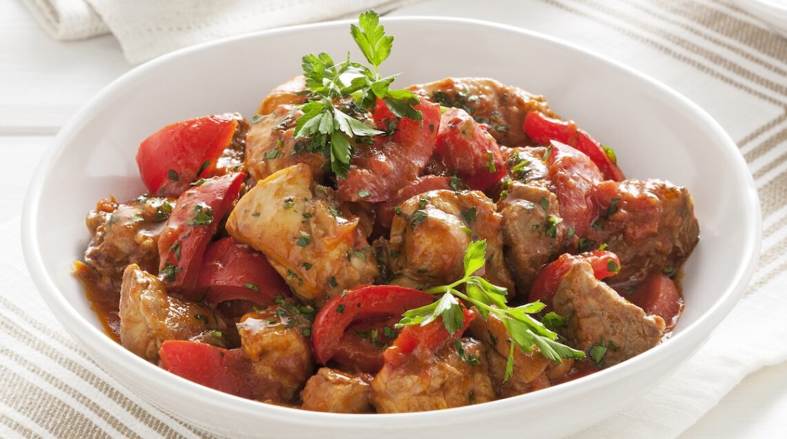 scottiglia di carne in un piatto fondo bianco