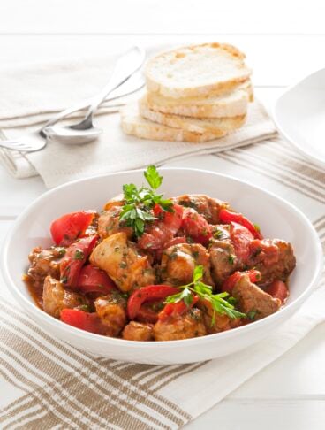 scottiglia di carne in un piatto fondo bianco