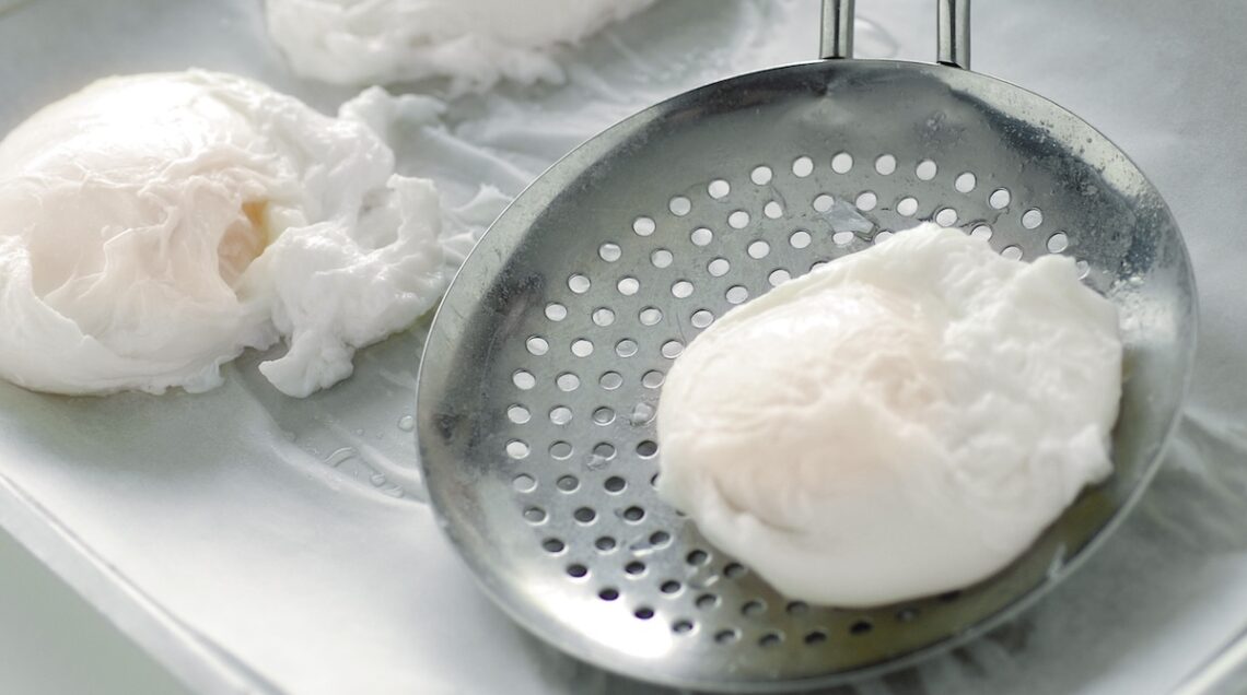 uova in camicia scolate su carta da forno