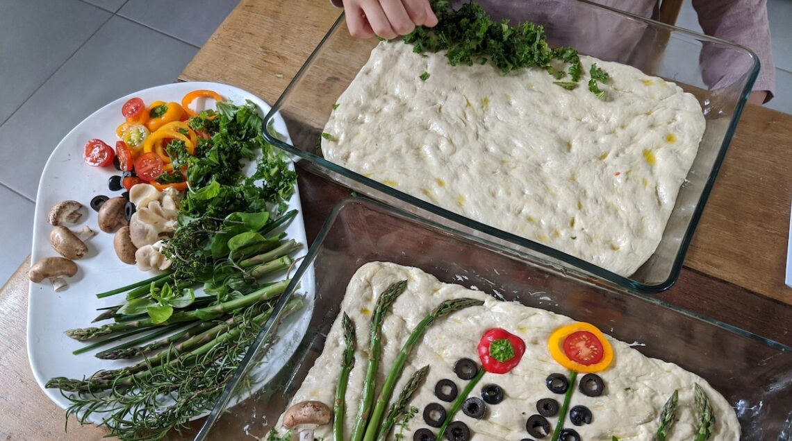 erbe e ortaggi applicati su impasti stesi in teglia