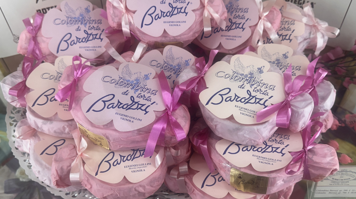 Pile di confezioni regalo della celebre Torta Barozzi di Vignola in carta rosa