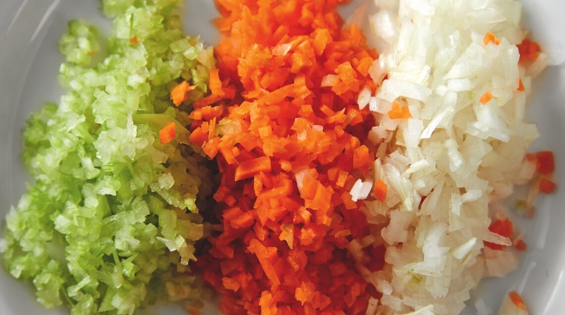 trito di sedano, carota e cipolla
