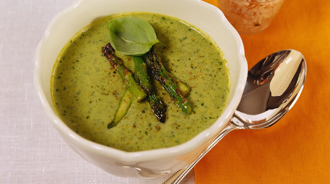 ciotola con vellutata di asparagi e lattuga sul tavolo
