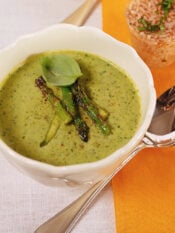 ciotola con vellutata di asparagi e lattuga sul tavolo