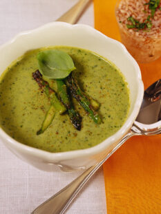 ciotola con vellutata di asparagi e lattuga sul tavolo