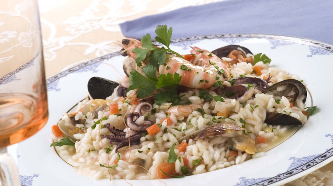 piatto con risotto ai frutti di mare