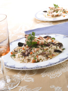 piatto con risotto ai frutti di mare