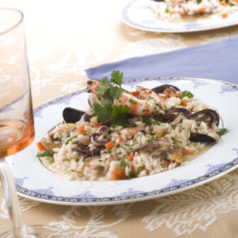 piatto con risotto ai frutti di mare