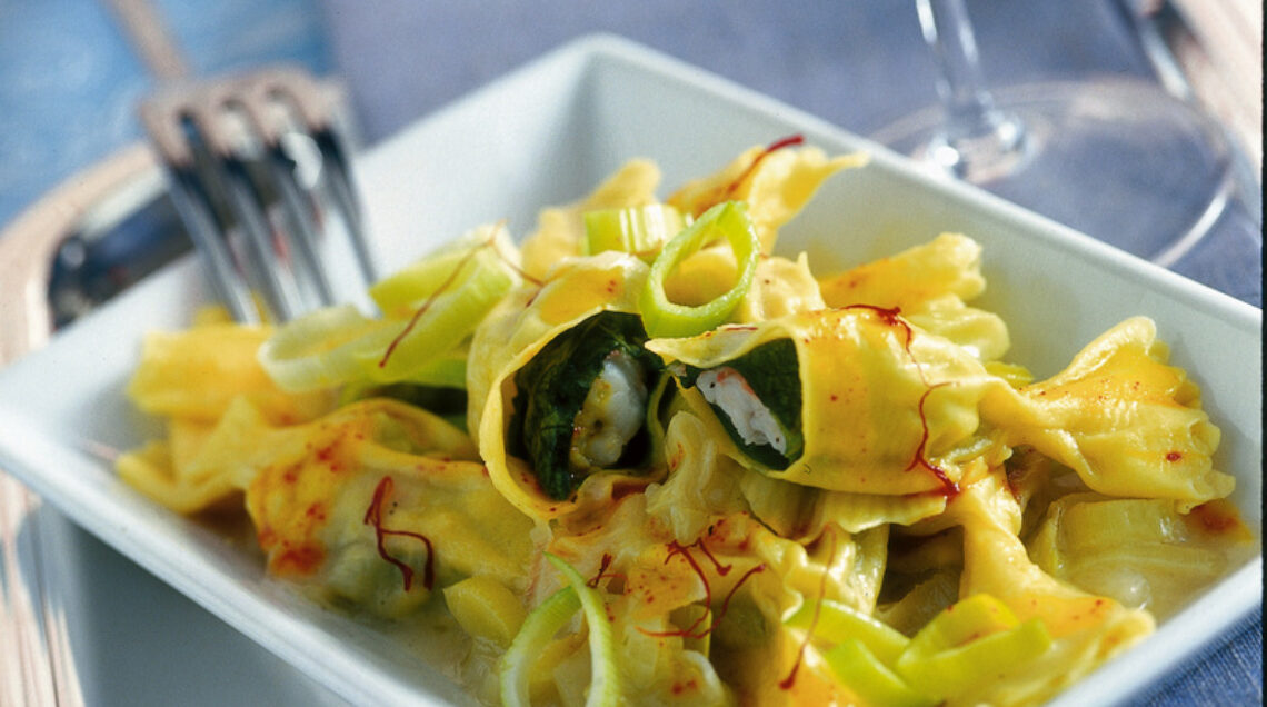 piatto di pasta ai gamberi con porri