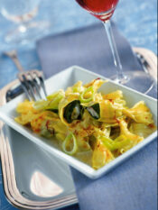 piatto di pasta con gamberi porri e scampetti