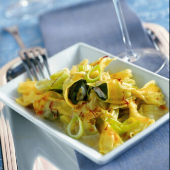 piatto di pasta con gamberi porri e scampetti