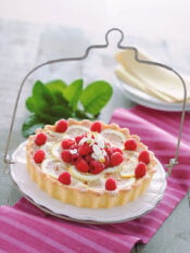 crostata di limoni e lamponi disposta su un piatto