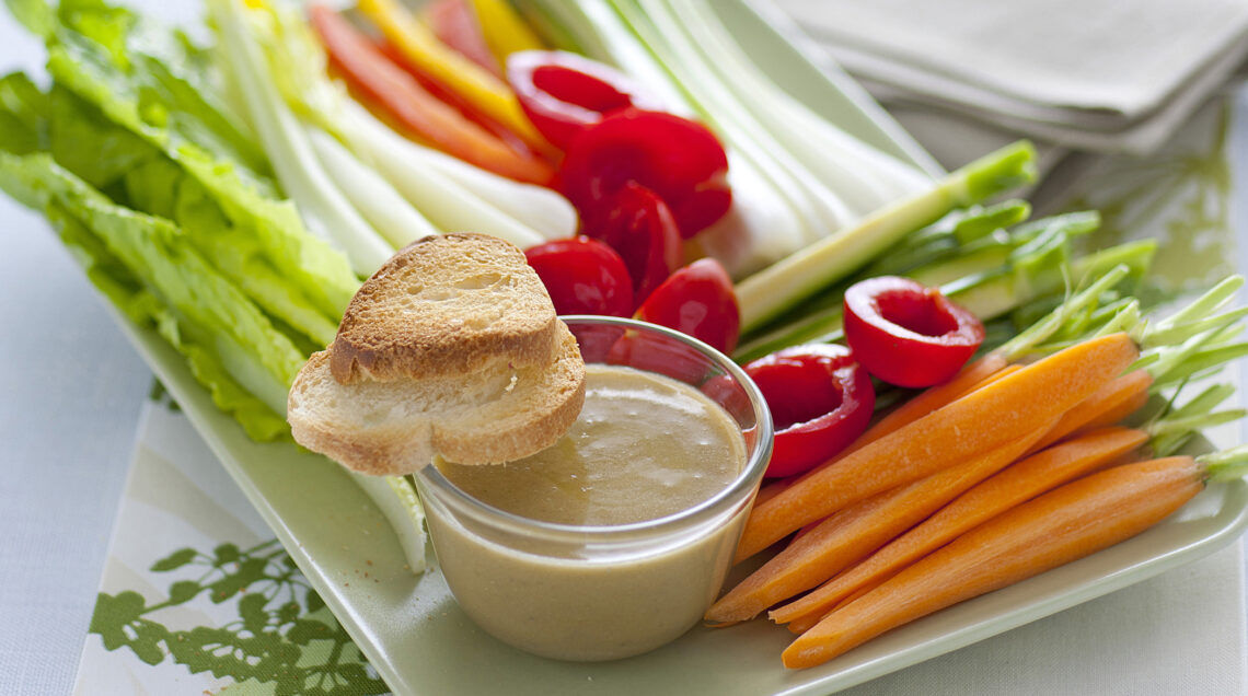 bagna freida con verdure croccanti e salsina