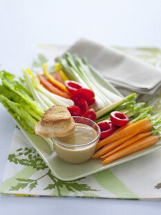 bagna freida con verdure croccanti e salsina