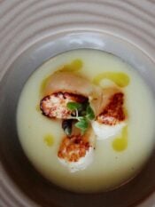 piatto con purea di mele e zenzero con adagiate delle capesante scottate