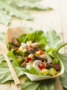 ciotola di lattuga con insalata hawaiana di pollo, gamberi e ananas