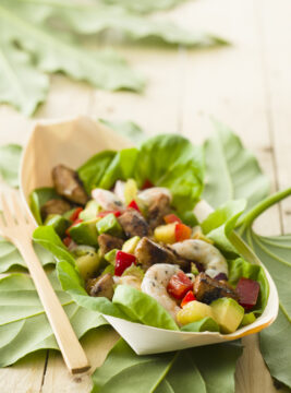 ciotola di lattuga con insalata hawaiana di pollo, gamberi e ananas