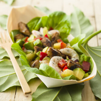 ciotola di lattuga con insalata hawaiana di pollo, gamberi e ananas