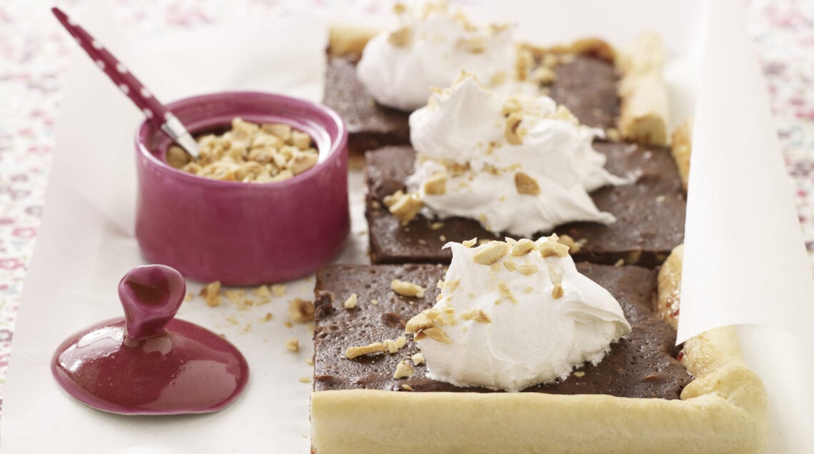 torta con cioccolato, fragole e panna montata